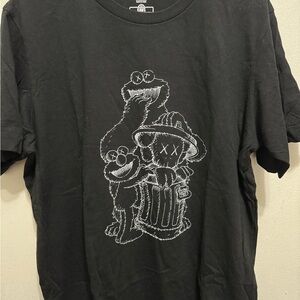 Uniqlo X kaws x Sesame Street sz L